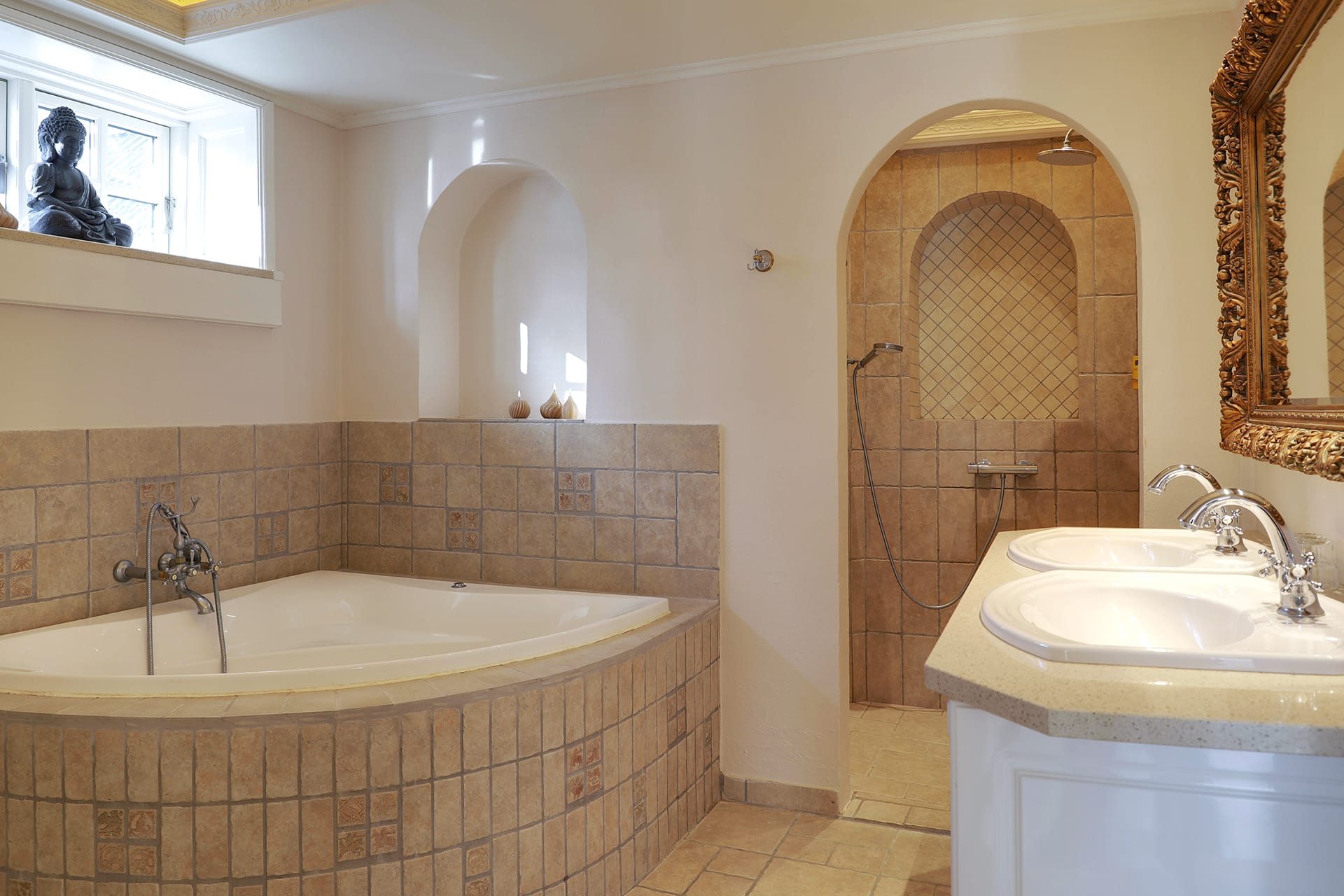 Deluxe-suite m. jacuzzi på Skrøvelev Gods