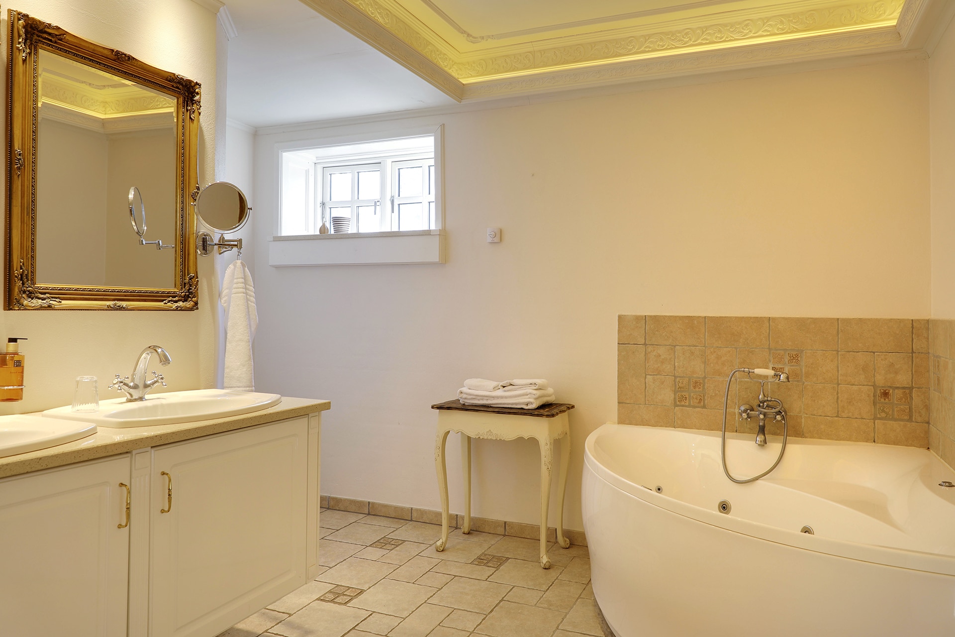 Deluxe-suite m. jacuzzi på Skrøvelev Gods