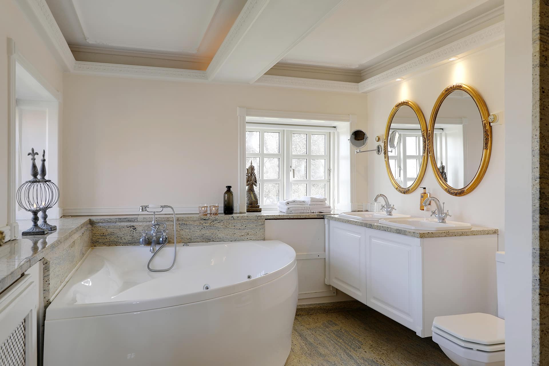 Standard-suite m. jacuzzi på Skrøvelev Gods